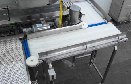 Packaging Outfeed w/turning wheels | Maintain packages in proper direction for labeling.